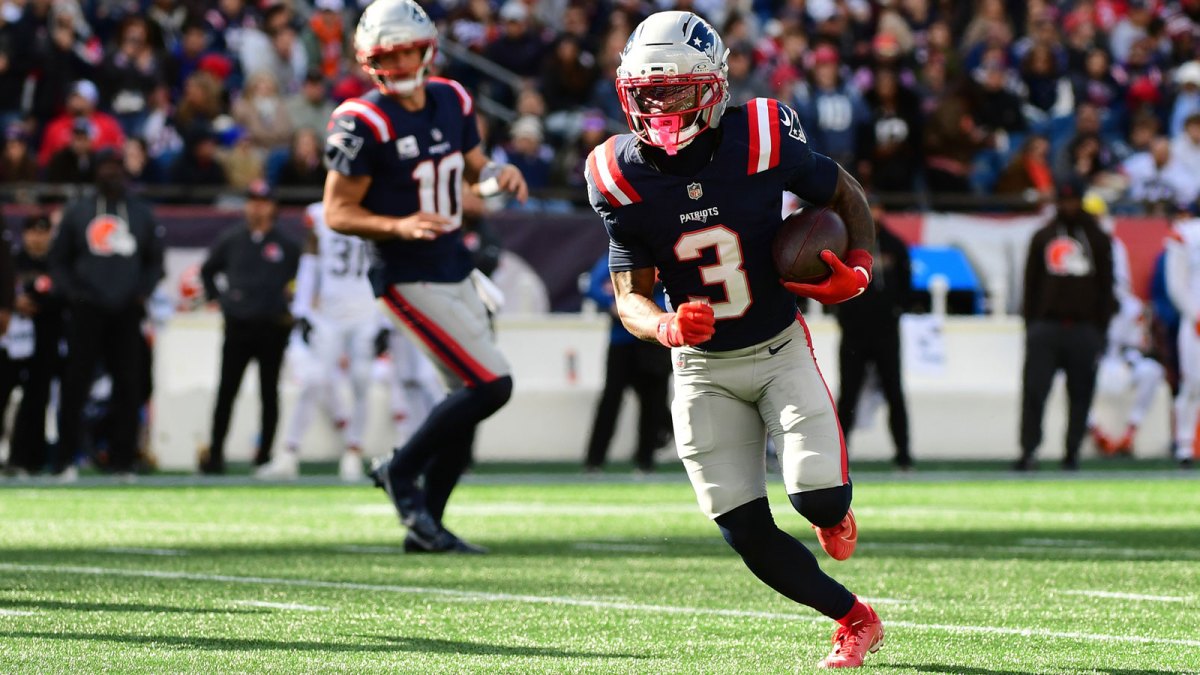 Patriots news: New England WR leaves SNF Ravens game with troubling injury