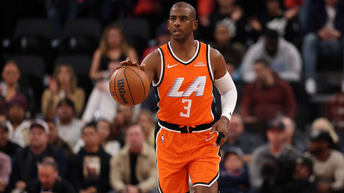 Los Angeles Clippers guard Chris Paul (3) brings the ball up court during the first quarter against the Dallas Mavericks at Intuit Dome.