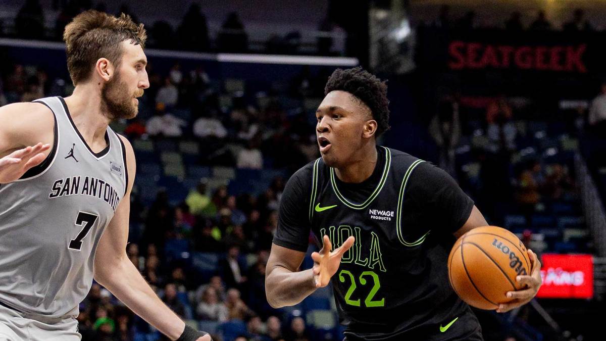 New Orleans Pelicans center Derik Queen (22) dribbles against San Antonio Spurs center/forward Luke Kornet (7) during the second half at Smoothie King Center.
