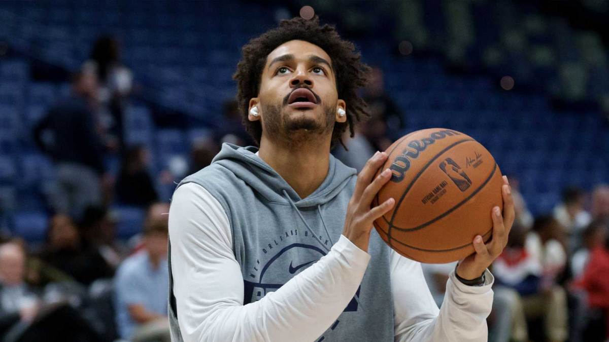 New Orleans Pelicans guard Jordan Poole warms up before a game against the Charlotte Hornets at Smoothie King Center.