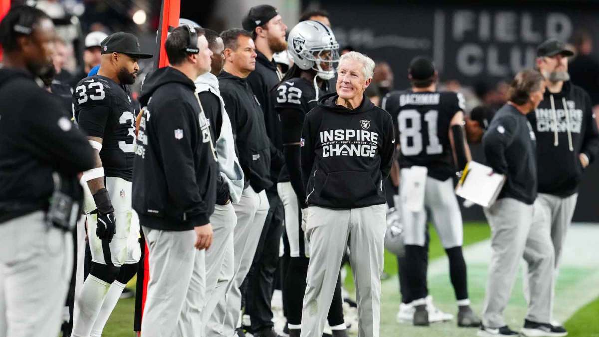 Las Vegas Raiders head coach Pete Carroll reacts in the fourth quarter against the New York Giants at Allegiant Stadium. Mandatory Credit: Stephen R. Sylvanie-Imagn Images