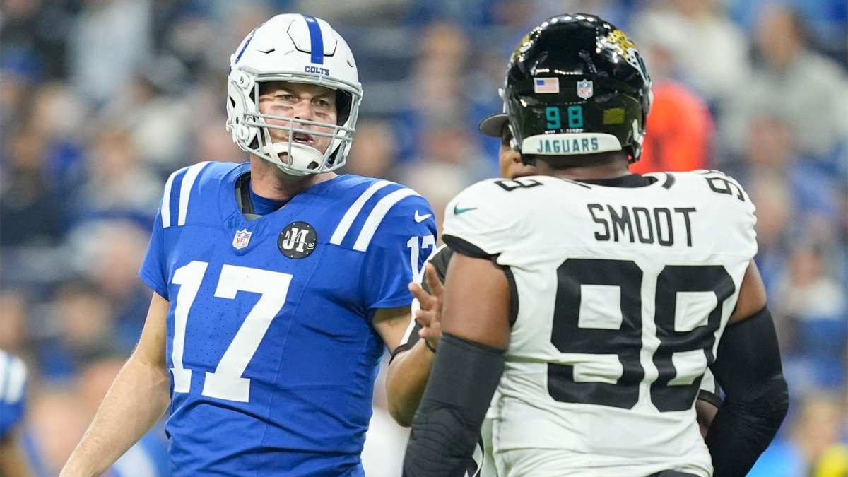 Indianapolis Colts quarterback Philip Rivers (17) and Jacksonville Jaguars defensive end Dawuane Smoot (98) exchange words.