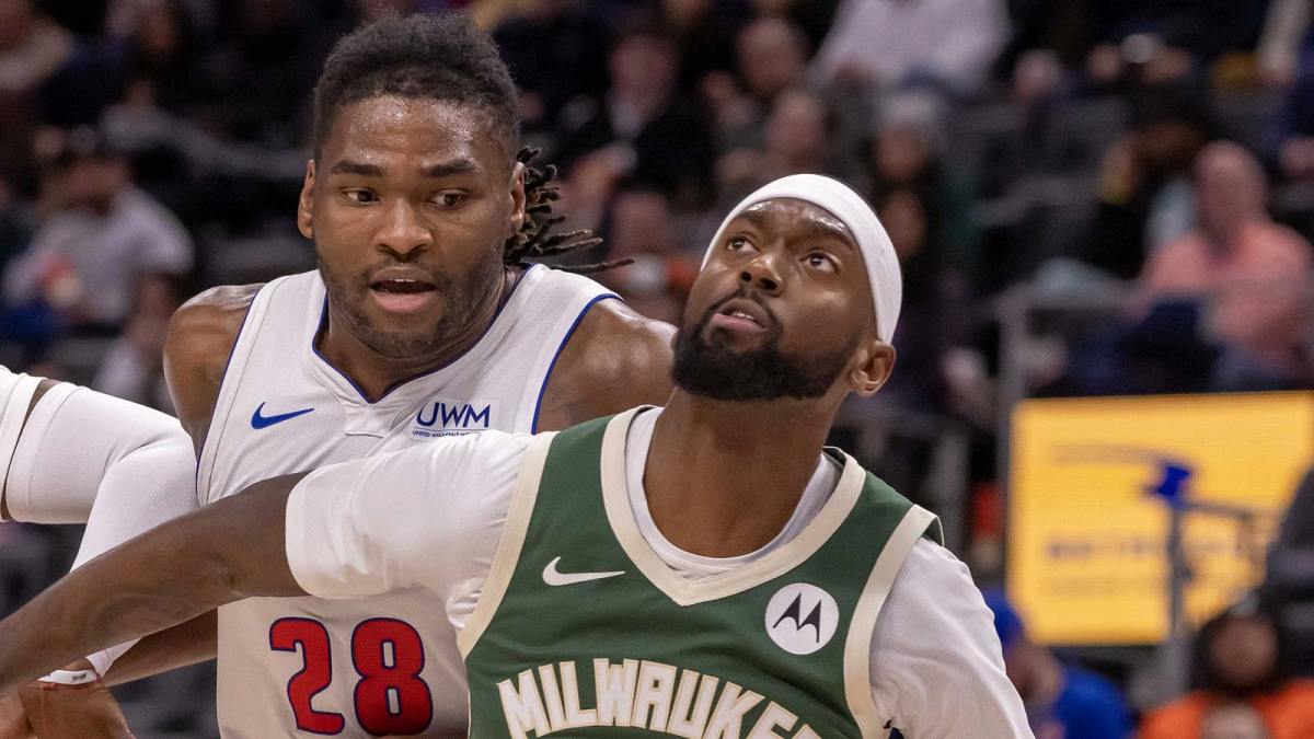 Jan 22, 2024; Detroit, Michigan, USA; Milwaukee Bucks forward Bobby Portis (9) defends against Detroit Pistons center Isaiah Stewart (28) during the first quarter at Little Caesars Arena. Mandatory Credit: David Reginek-Imagn Images
