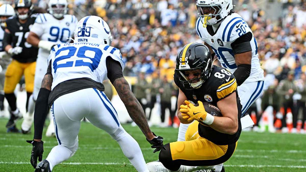 Pittsburgh Steelers tight end Pat Freiermuth (88) scores a touchdown during the first half against the Indianapolis Colts at Acrisure Stadium.