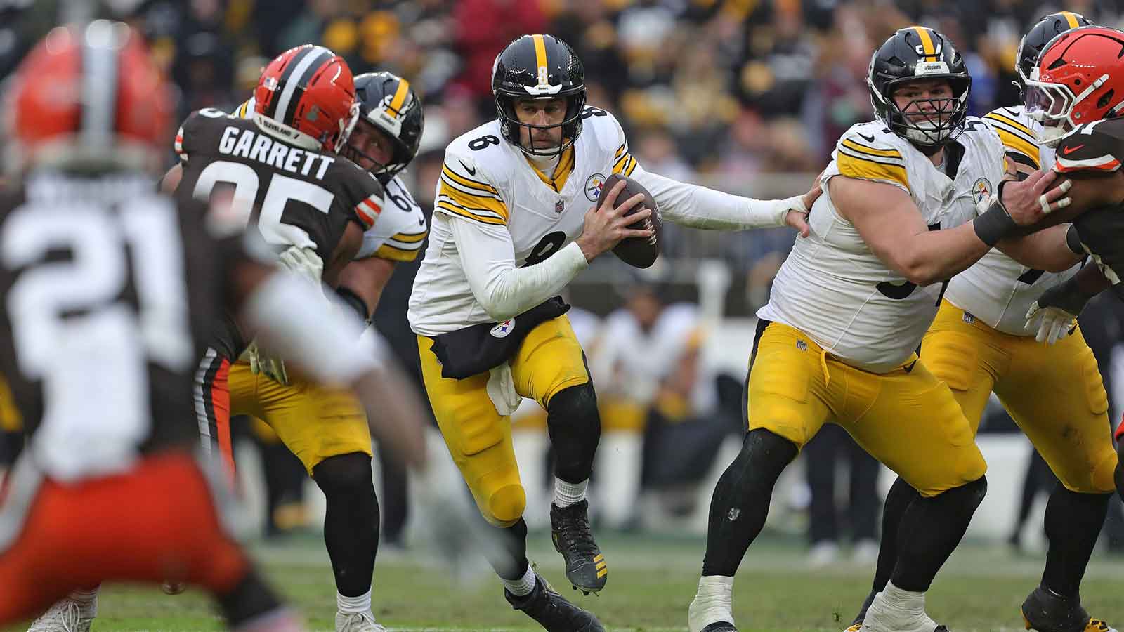 Pittsburgh Steelers quarterback Aaron Rodgers (8) scrambles during the second half 