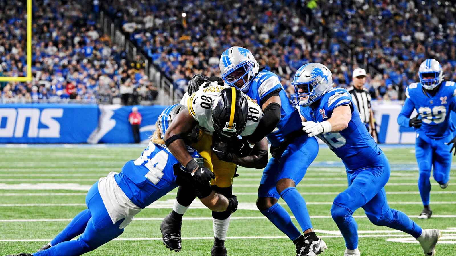 Pittsburgh Steelers tight end Darnell Washington (80) runs the ball against Detroit Lions