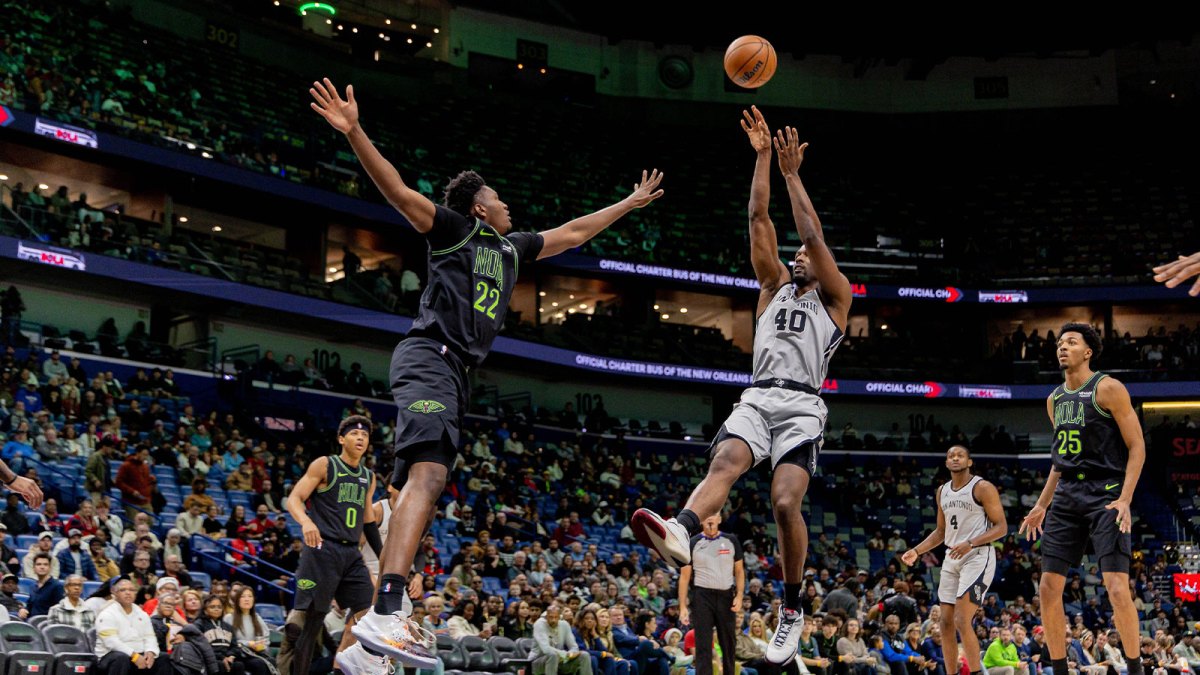 San Antonio Spurs forward Harrison Barnes (40) shoots a jump shot against New Orleans Pelicans center Derik Queen (22) during the first half at Smoothie King Center.