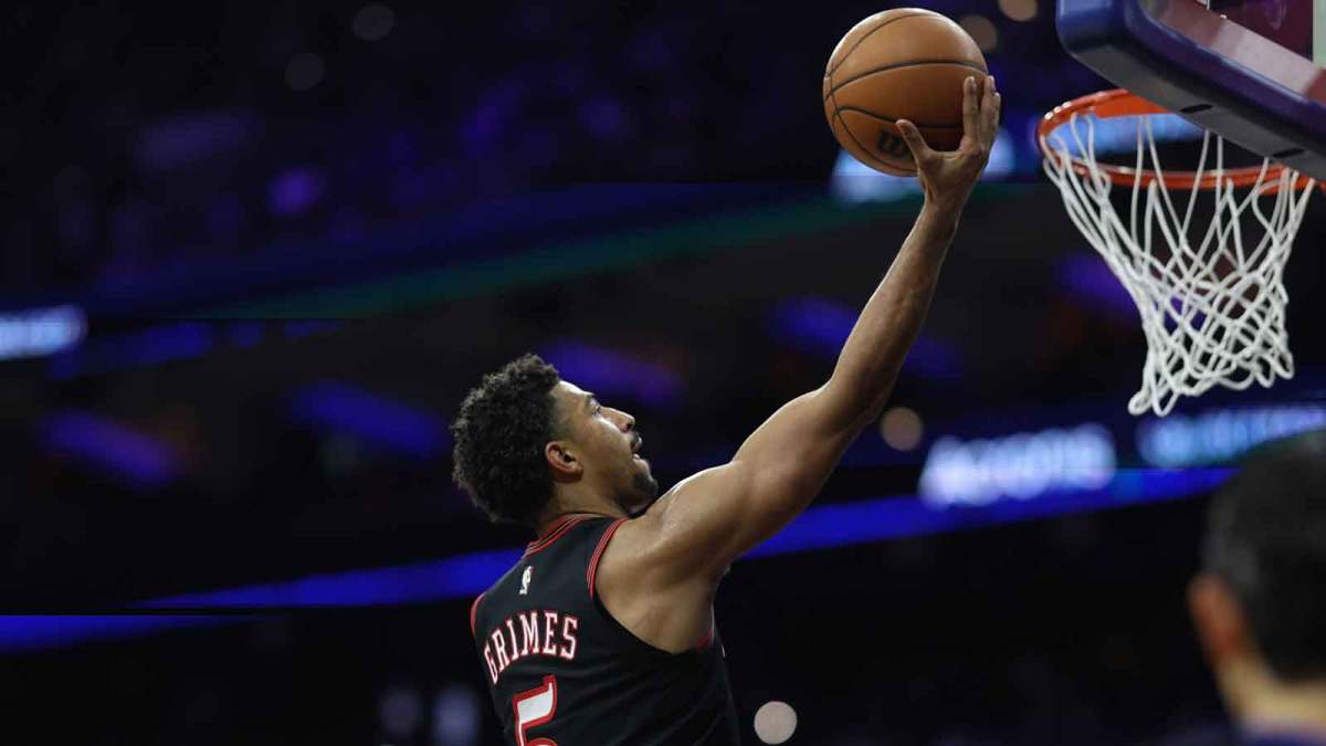 Philadelphia 76ers guard Quentin Grimes (5) scores against the Golden State Warriors during the second quarter at Xfinity Mobile Arena. Mandatory Credit: Bill Streicher-Imagn Images
