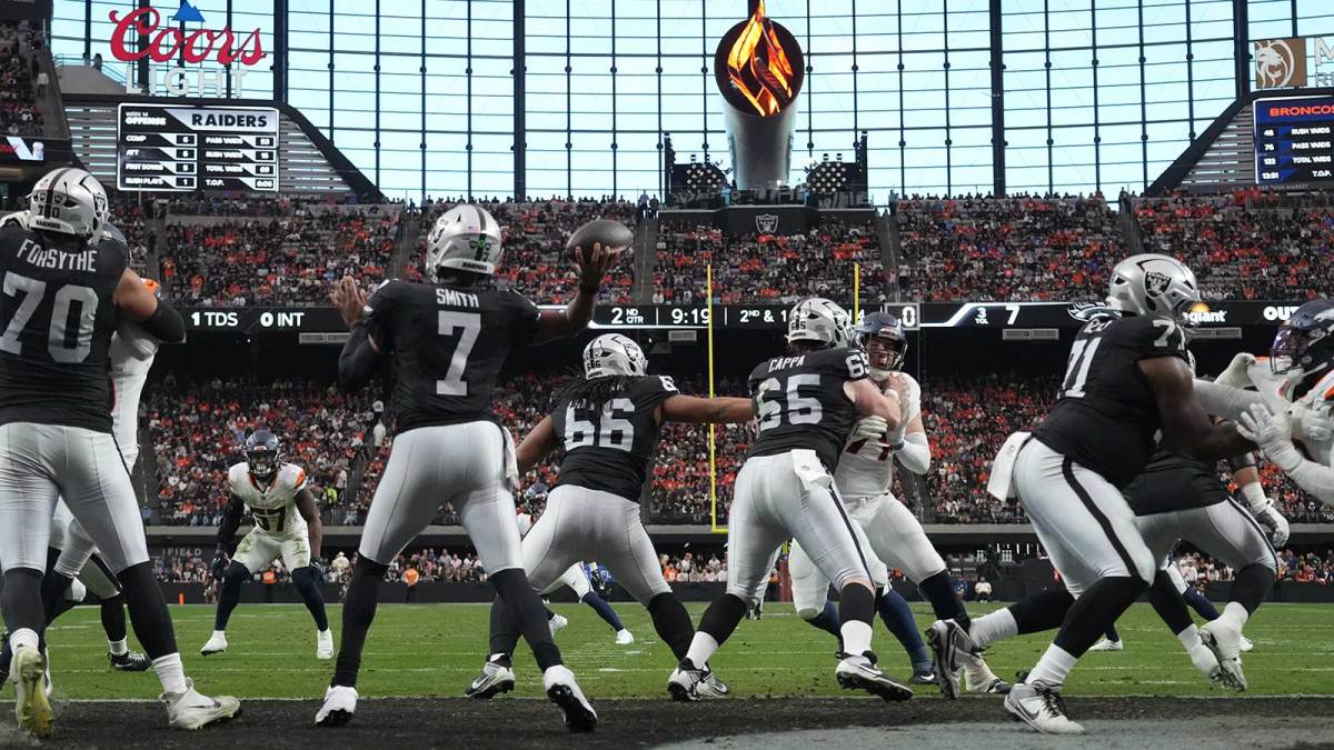Las Vegas Raiders quarterback Geno Smith (7) stands in the pocket against the Denver Broncos during the first half at Allegiant Stadium.