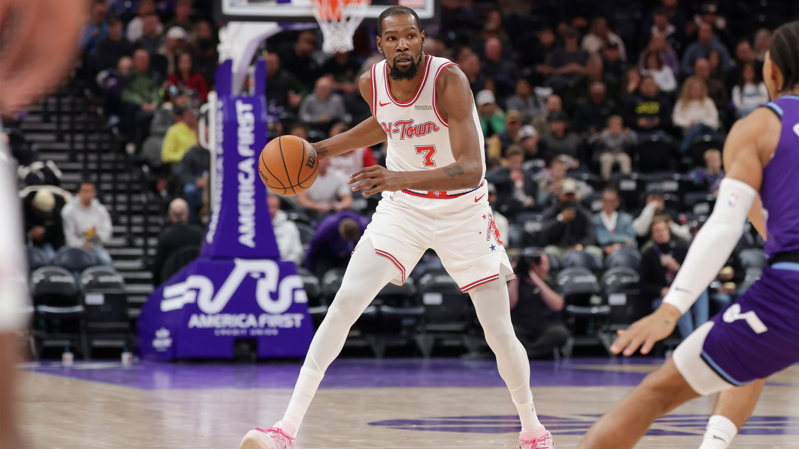 Houston Rockets forward Kevin Durant (7) looks to pass the ball during the second half against the Utah Jazz at Delta Center.