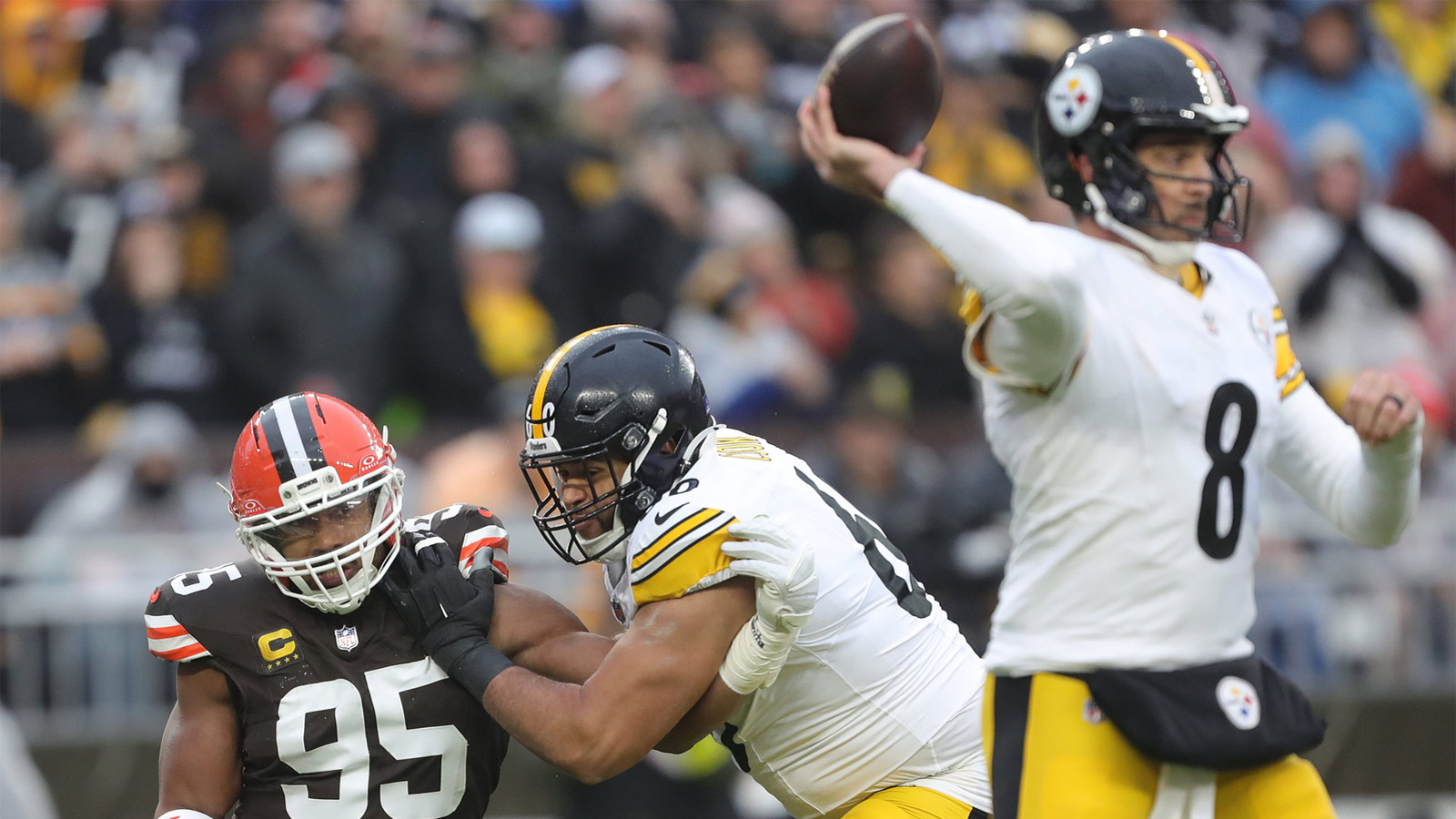 Aaron Rodgers, Steelers choke vs. Browns to keep Ravens alive