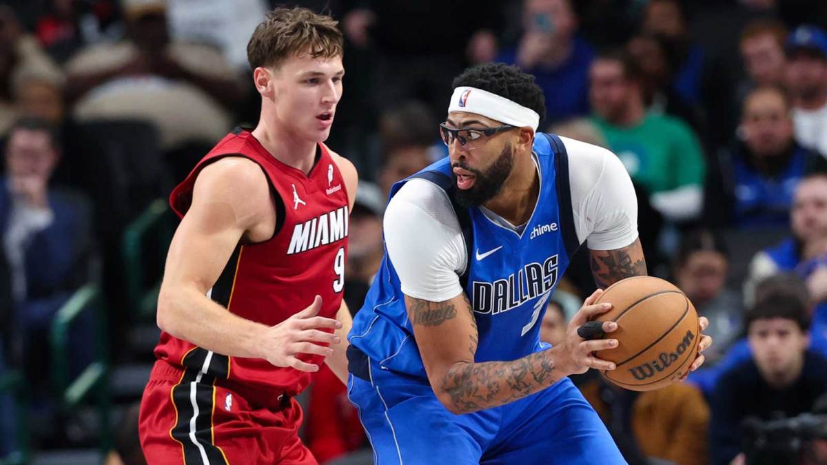 Dallas Mavericks forward Anthony Davis (3) controls the ball as Miami Heat guard Pelle Larsson (9) defends during the second half at American Airlines Center.