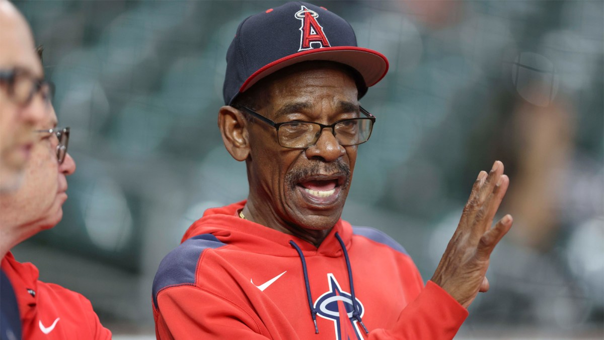 Los Angeles Angels manager Ron Washington (37) talks on the field before the game against the Houston Astros at Daikin Park.