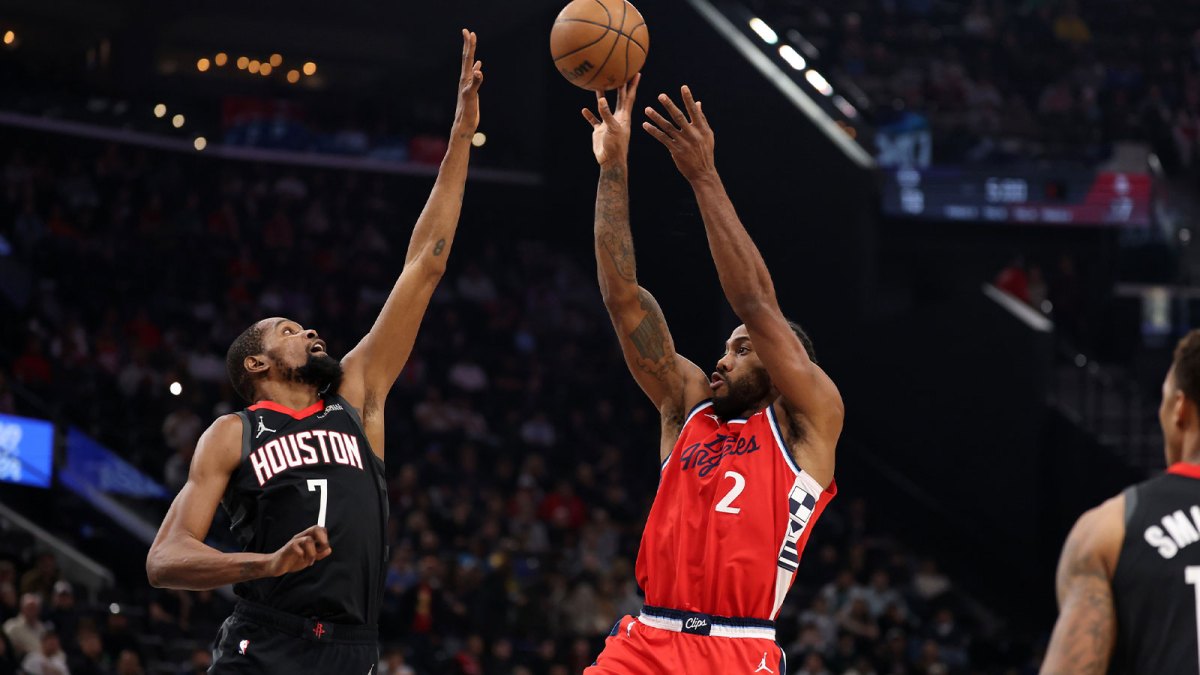 Los Angeles Clippers forward Kawhi Leonard (2) shoots the ball over Houston Rockets forward Kevin Durant (7) during the first quarter at Intuit Dome.