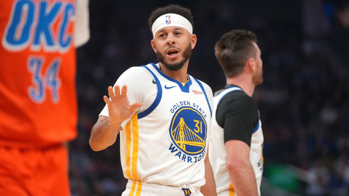 Golden State Warriors guard Seth Curry (31) stands on the court after a play against the Oklahoma City Thunder in the first quarter at the Chase Center.