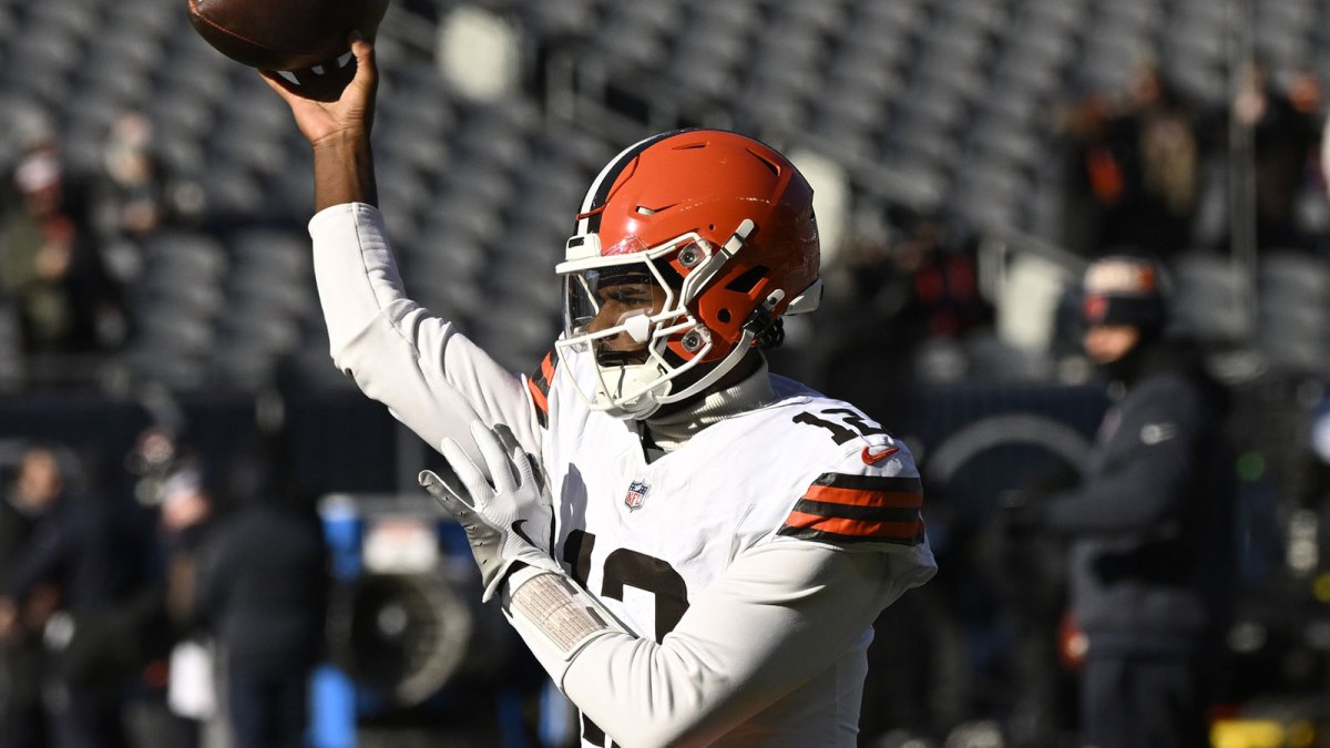 Cleveland Browns quarterback Shedeur Sanders (12) warms up prior to the game against the Chicago Bears at Soldier Field.