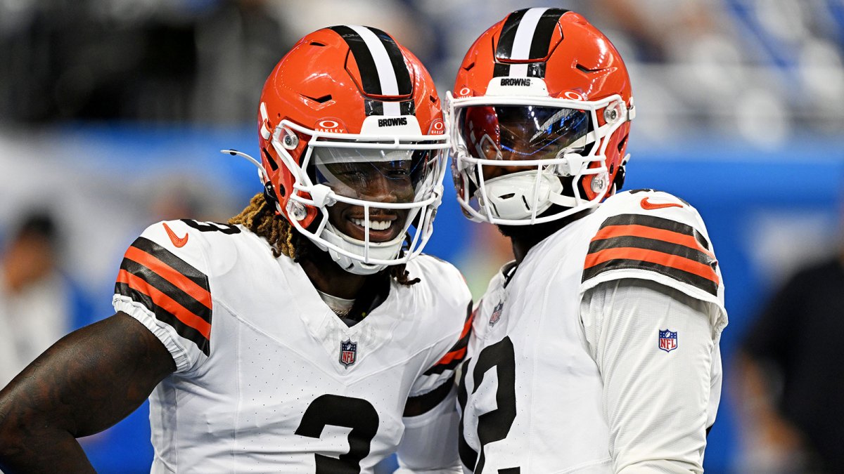 Cleveland Browns wide receiver Jerry Jeudy (3) and Cleveland Browns quarterback Shedeur Sanders (12) warm up before the game against the Detroit Lions at Ford Field.