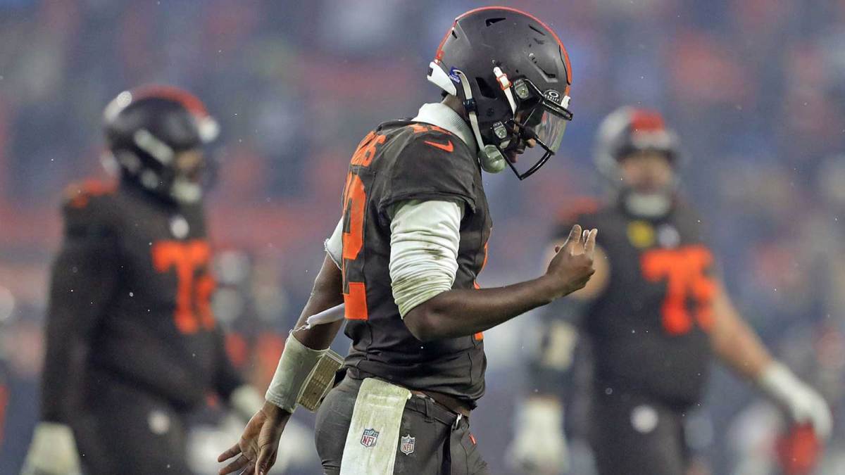 Cleveland Browns quarterback Shedeur Sanders (12) hangs his head as he comes off the field after failing on a two-point conversion attempt during the second half of an NFL football game at Huntington Bank Field, Dec. 7, 2025, in Cleveland, Ohio.
