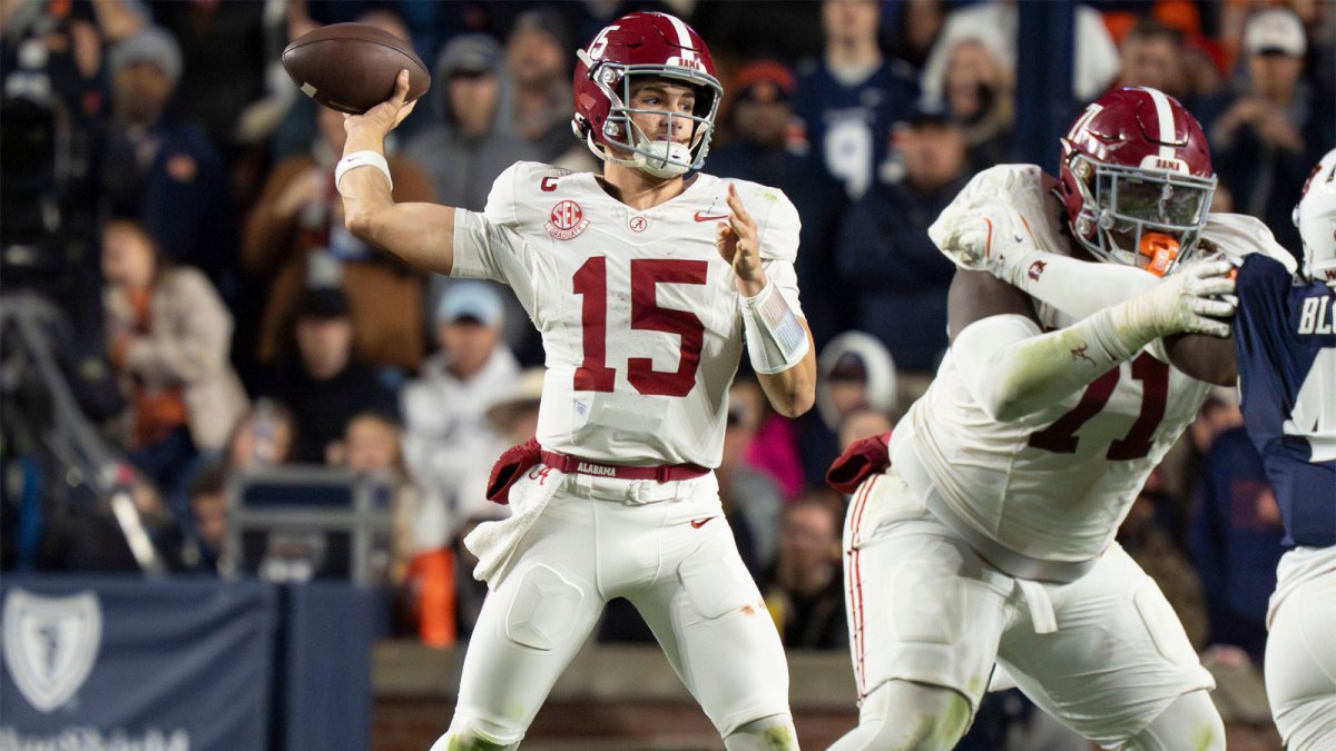Alabama quarterback Ty Simpson (15) throws a pass at Jordan-Hare Stadium. Alabama defeated Auburn 27-20.