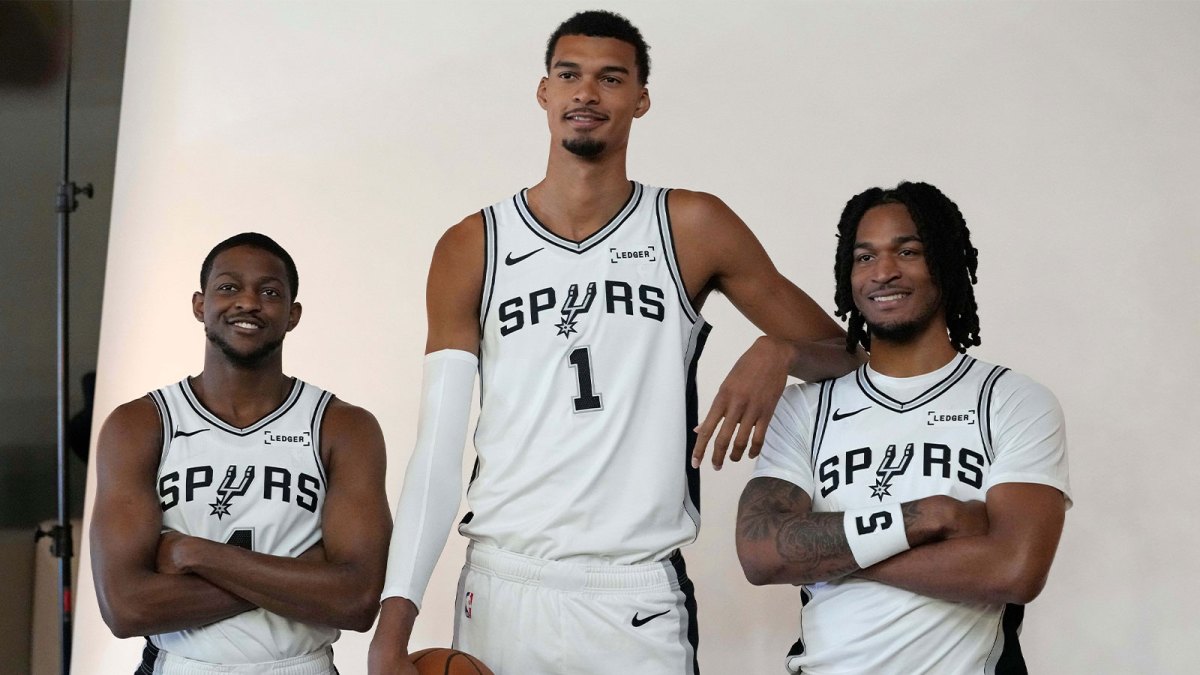 Spurs guards De’Aaron Fox (4) and Stephon Castle (5) pose