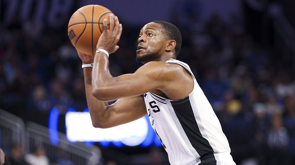 San Antonio Spurs guard De'Aaron Fox (4) shoots the ball against the Orlando Magic in the second quarter at Kia Center.