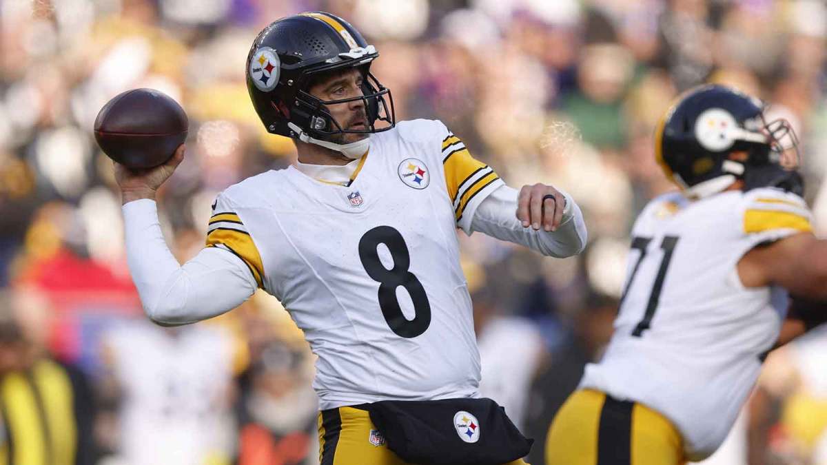 Pittsburgh Steelers quarterback Aaron Rodgers (8) passes the ball against the Baltimore Ravens during the first half at M&T Bank Stadium.