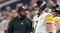 Pittsburgh Steelers head coach Mike Tomlin (left) looks at quarterback Ben Roethlisberger (7) during the third quarter against the Minnesota Vikings at U.S. Bank Stadium.