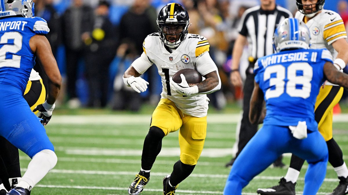 Pittsburgh Steelers running back Kenneth Gainwell (14) runs the ball during the first quarter against the Detroit Lions at Ford Field.