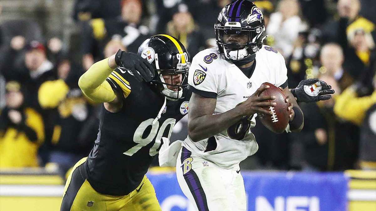 Pittsburgh Steelers outside linebacker T.J. Watt (90) pressures Baltimore Ravens quarterback Lamar Jackson (8) during the fourth quarter at Heinz Field. Pittsburgh won 20-19