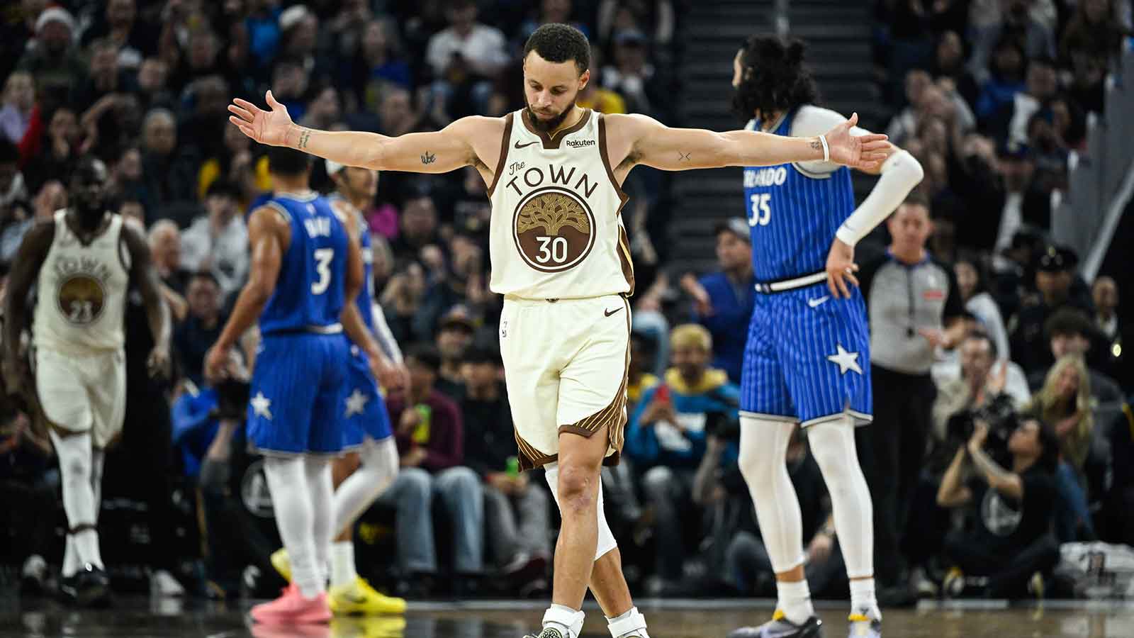 Warriors’ Stephen Curry does a little dance after nailing 3-pointer