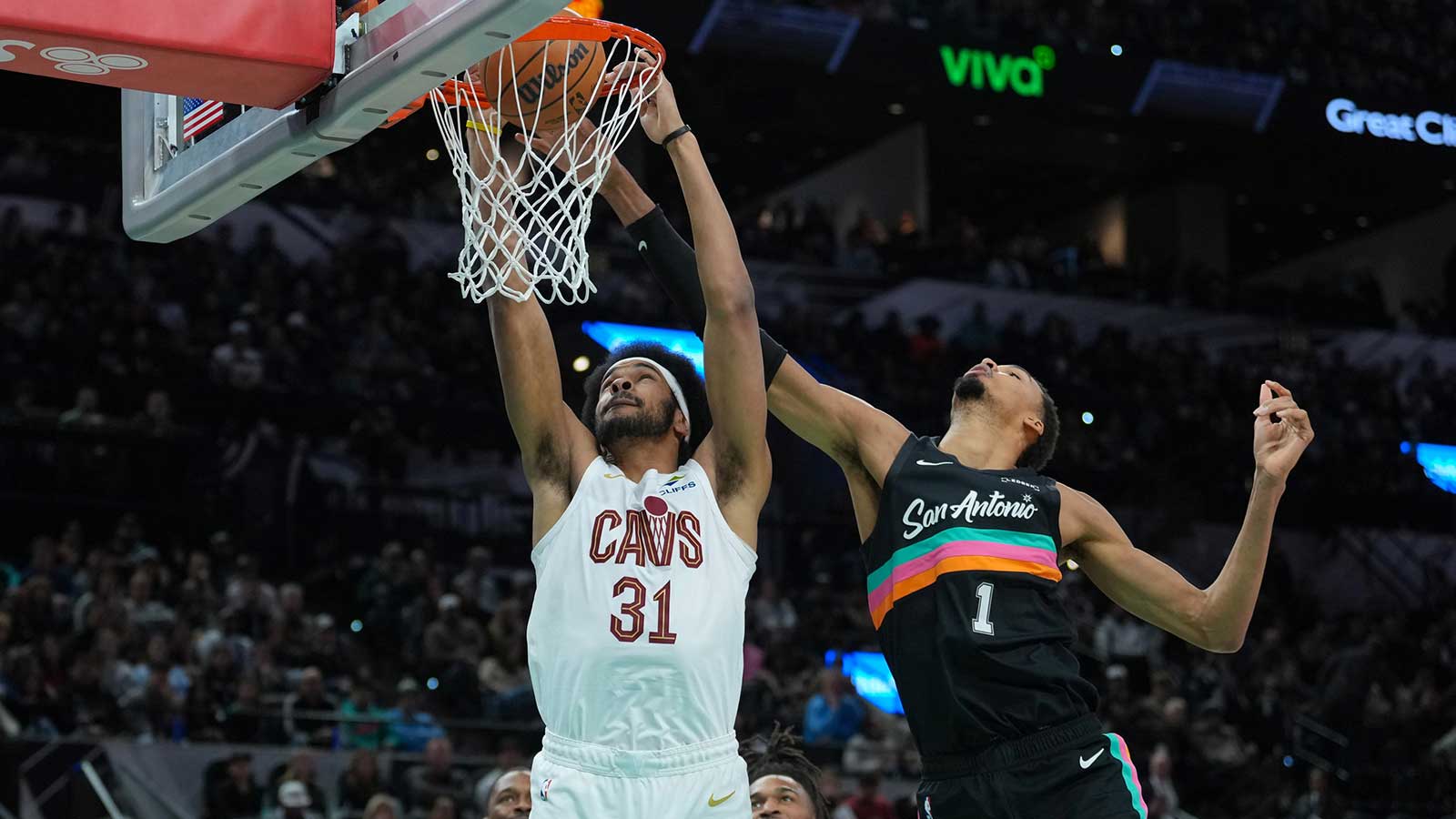 Cleveland Cavaliers center Jarrett Allen (31) dunks in front of San Antonio Spurs forward Victor Wembanyama (1) in the first half at Frost Bank Center.