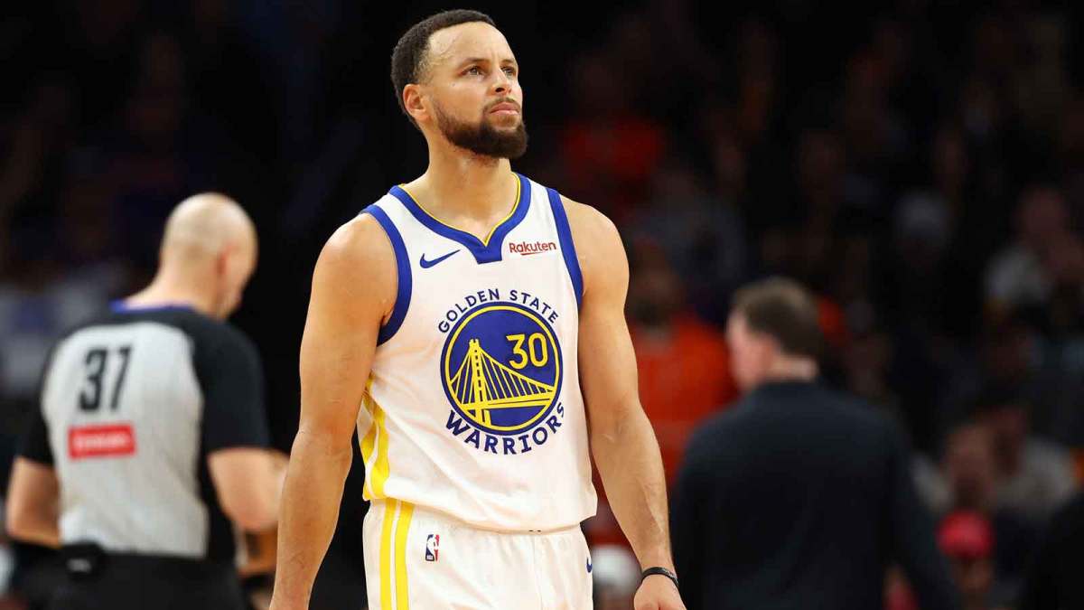 Golden State Warriors guard Stephen Curry (30) reacts against the Phoenix Suns in the second half at Mortgage Matchup Center.