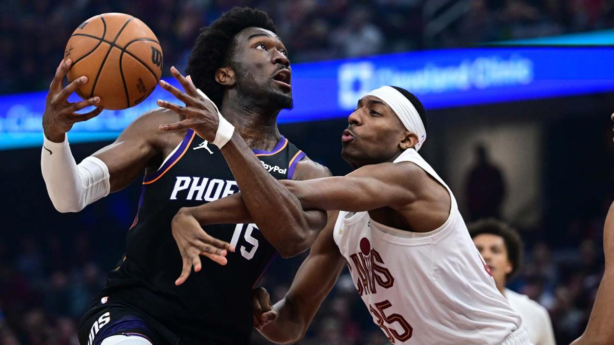 Phoenix Suns center Mark Williams (15) goes to the basket while being fouled by Cleveland Cavaliers forward Nae'Qwan Tomlin (35) during the first half at Rocket Arena.