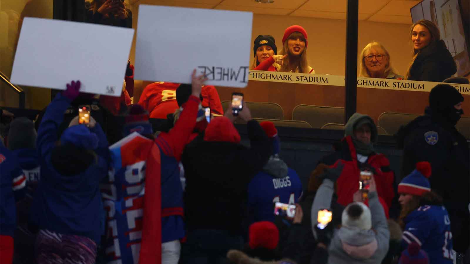 Taylor Swift goes full auntie with Jason, Kylie Kelce’s kids at Chiefs-Chargers game