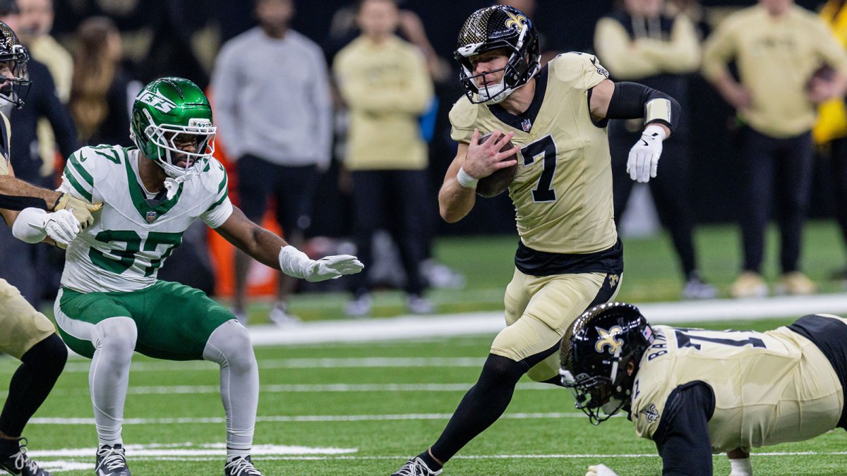New Orleans Saints tight end Taysom Hill (7) runs with the ball against New York Jets cornerback Qwan'Tez Stiggers (37) during the first half at Caesars Superdome.