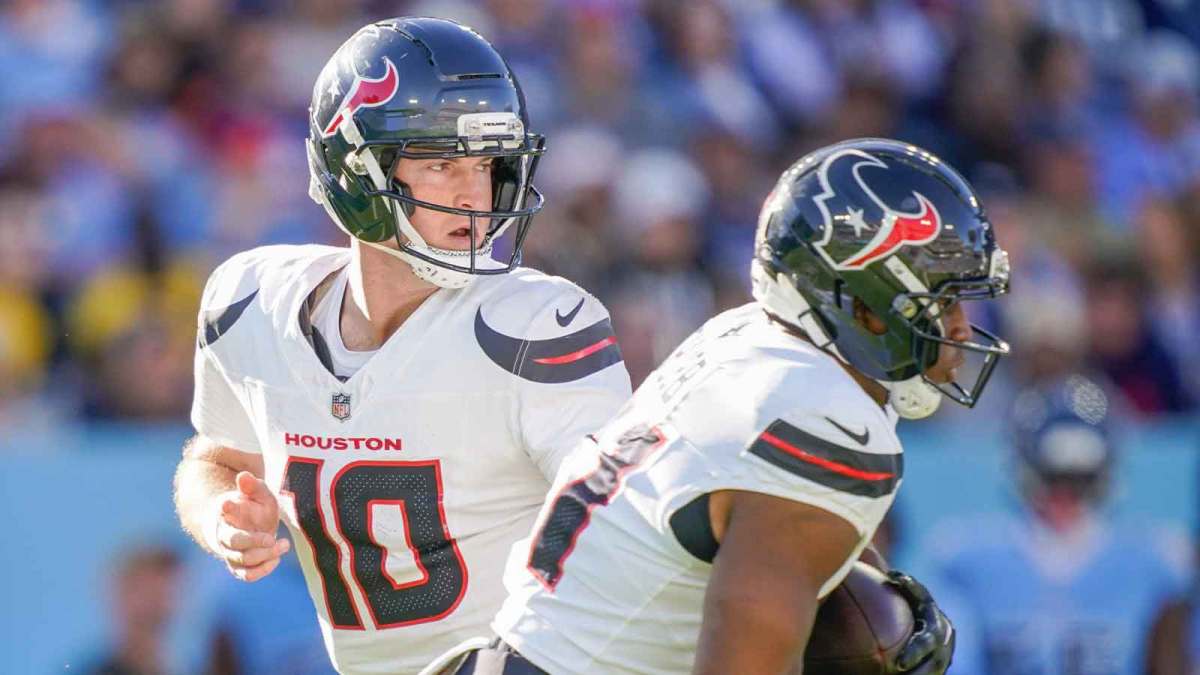 Houston Texans quarterback Davis Mills (10) hands off to running back Nick Chubb (21) during the third quarter against the Tennessee Titans at Nissan Stadium.