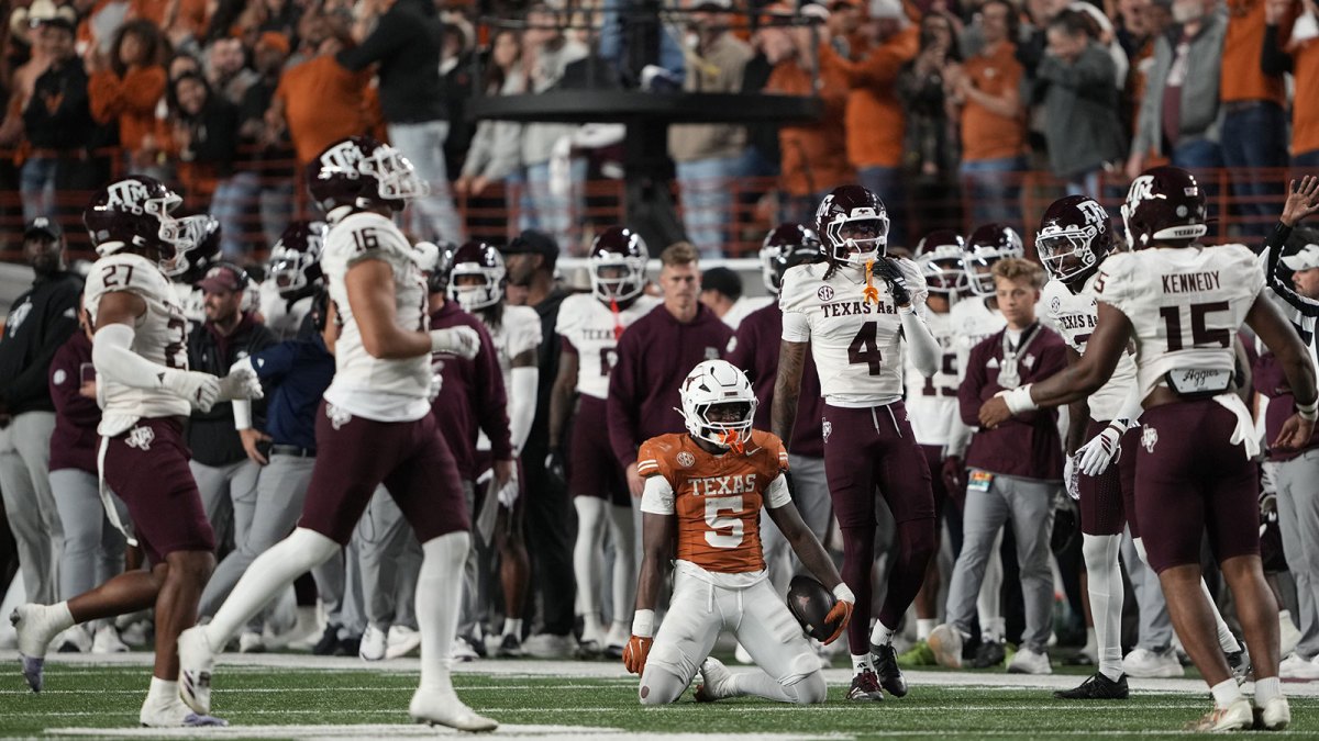 Texas Longhorns running back Quintrevion Wisner (5) reacts after a long run during the second half against the Texas A&M Aggies at Darrell K Royal-Texas Memorial Stadium. Mandatory Credit: Scott Wachter-Imagn Images