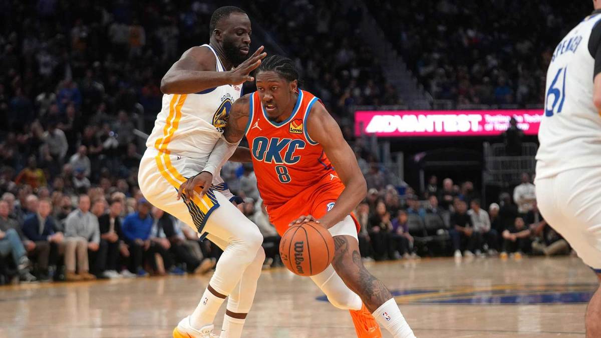Thunder guard Jalen Williams (8) dribbles past Golden State Warriors forward Draymond Green (23) in the fourth quarter at the Chase Center