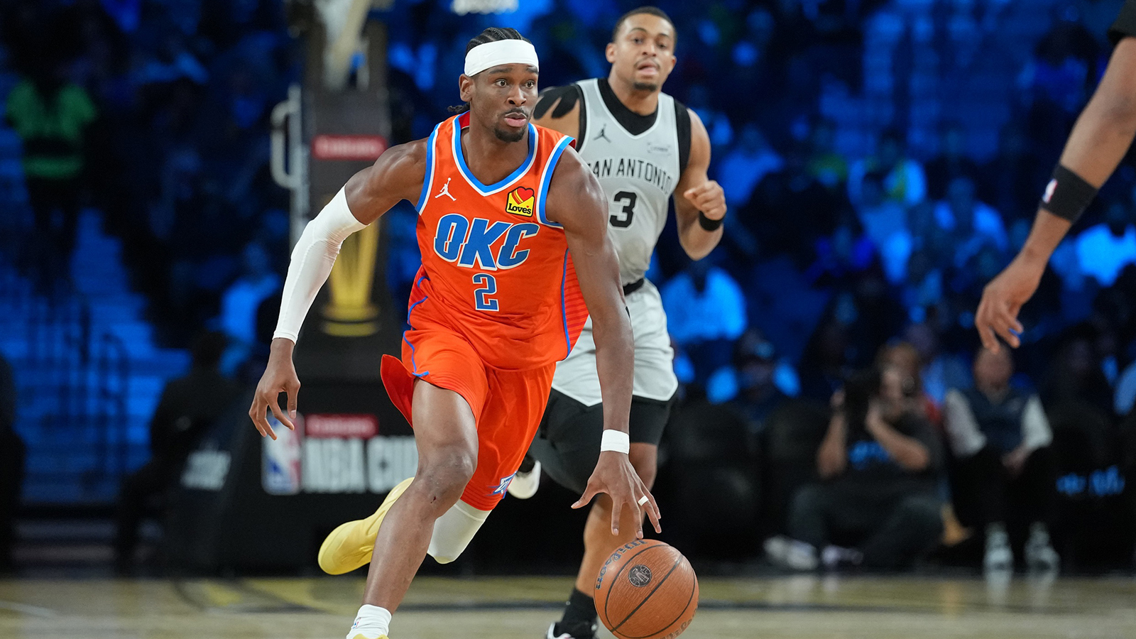 Thunder guard Shai Gilgeous-Alexander (2) brings the ball up court against the San Antonio Spurs during the first quarter at T-Mobile Arena