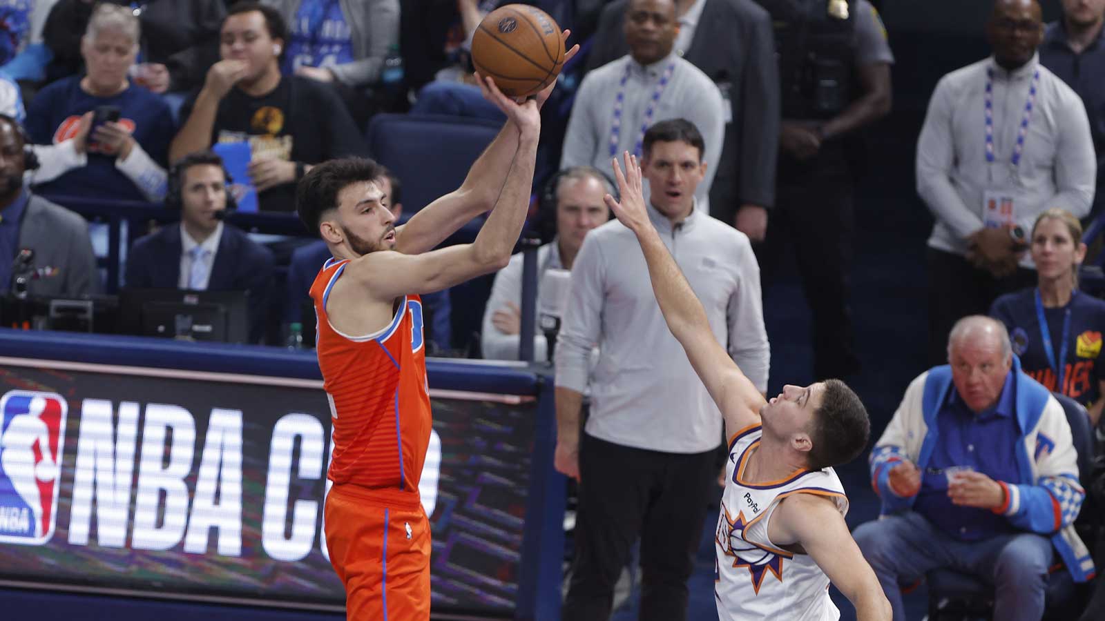 Thunder center Chet Holmgren (7) shoots a three point basket as Phoenix Suns guard Grayson Allen (8) defends the shot during the first quarter at Paycom Center