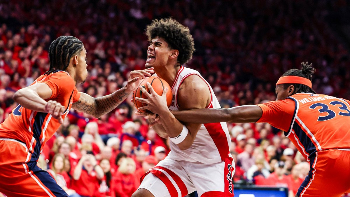Auburn Tigers forward Sebastian Williams-Adams (33) fouls Arizona Wildcats forward Koa Peat (10) during the second half of the game at McKale Memorial Center.
