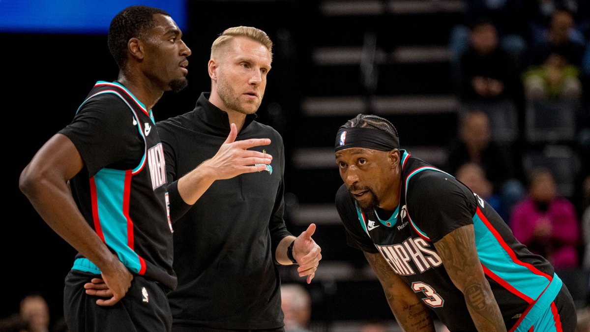 Memphis Grizzlies head coach Tuomas Iisalo talks to guard Vince Williams Jr. (5) and forward Cedric Coward (23) during a timeout in the first half against the Utah Jazz at FedExForum.