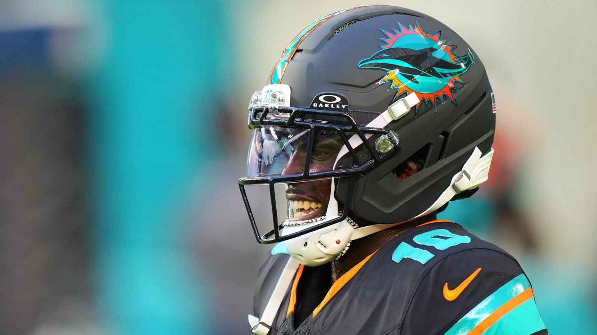 Miami Dolphins wide receiver Tyreek Hill (10) practices before the game against the New York Jets at Hard Rock Stadium.