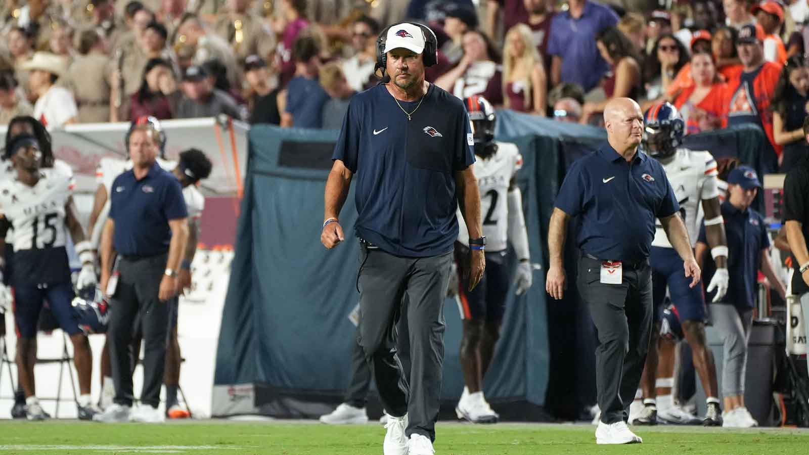 UTSA football coach hilariously fails at avoiding Gatorade Bath after ServPro First Responder Bowl win