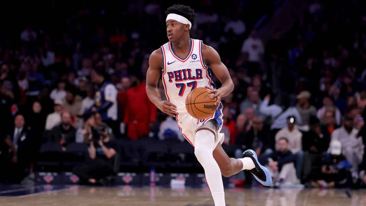 Philadelphia 76ers guard VJ Edgecombe (77) brings the ball up court against the New York Knicks during the third quarter at Madison Square Garden.
