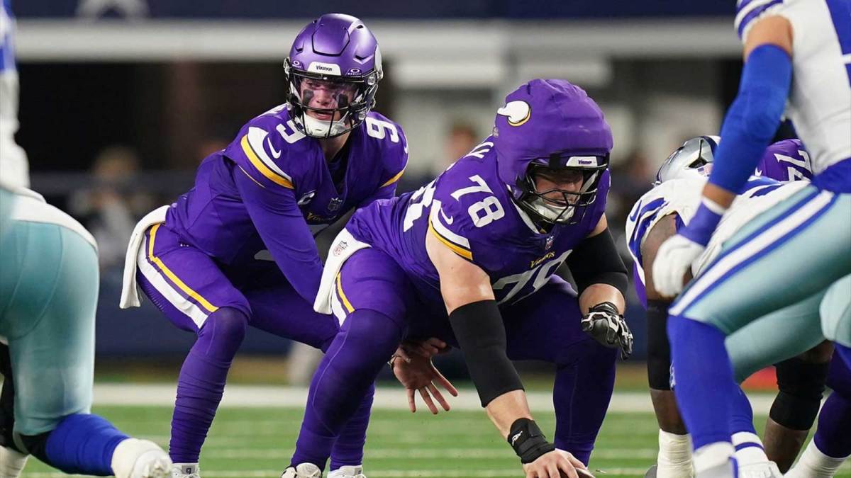 Minnesota Vikings quarterback J.J. McCarthy (9) under center Ryan Kelly (78) during the first half against the Minnesota Vikings at AT&T Stadium.