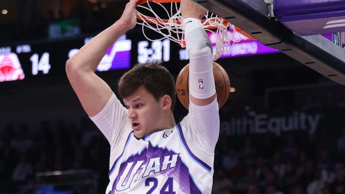 Utah Jazz center Walker Kessler (24) dunks against the Los Angeles Clippers during the first quarter at Delta Center.