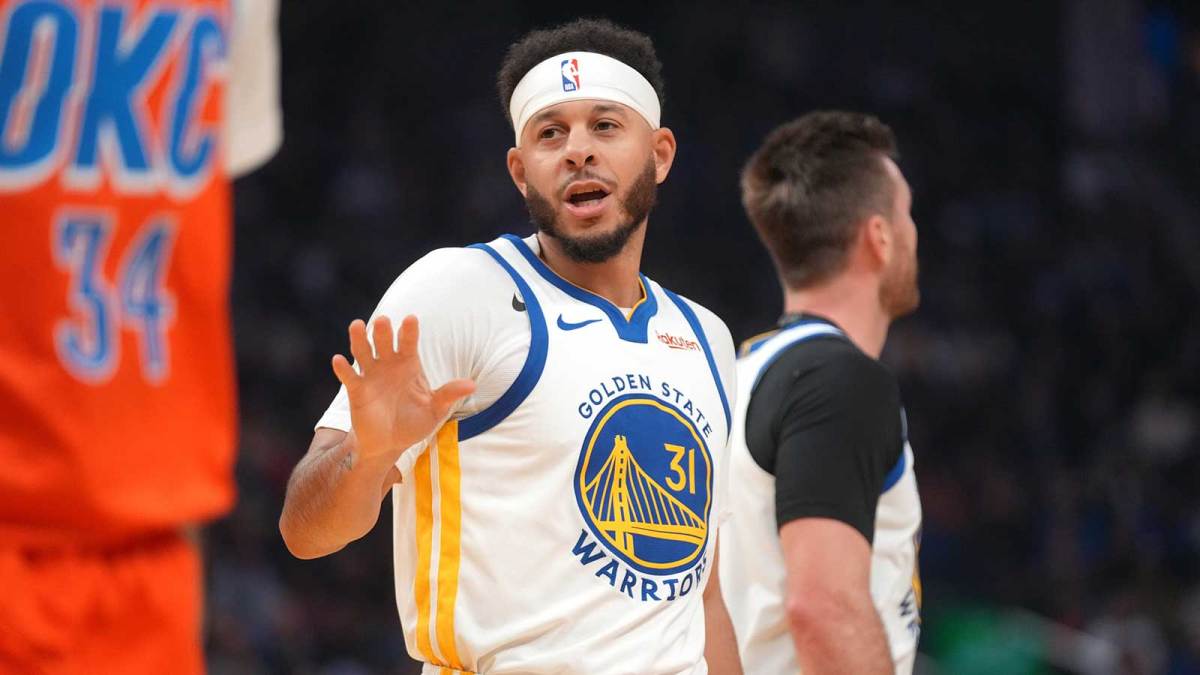 Golden State Warriors guard Seth Curry (31) stands on the court after a play against the Oklahoma City Thunder in the first quarter at the Chase Center.