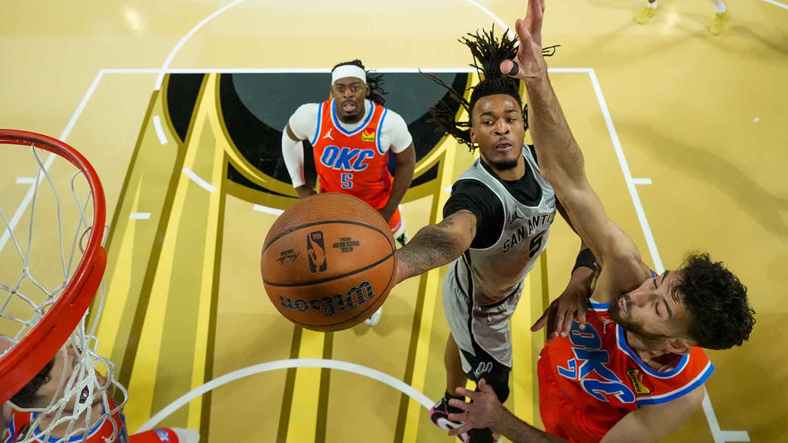 San Antonio Spurs guard Stephon Castle (5) drives to the basket on Oklahoma City Thunder center Chet Holmgren (7) during the first quarter at T-Mobile Arena.