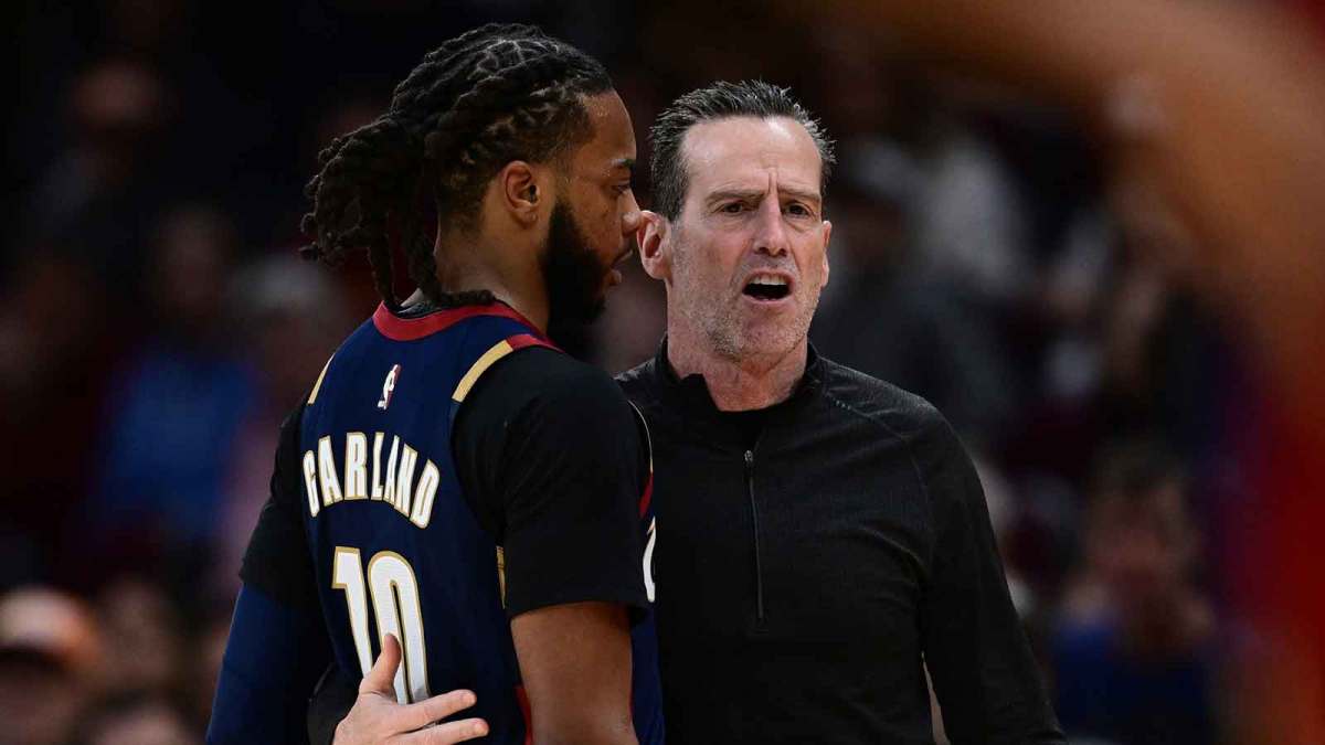 Cleveland Cavaliers head coach Kenny Atkinson talks with Cleveland Cavaliers guard Darius Garland (10) during the second half against the Boston Celtics at Rocket Arena.
